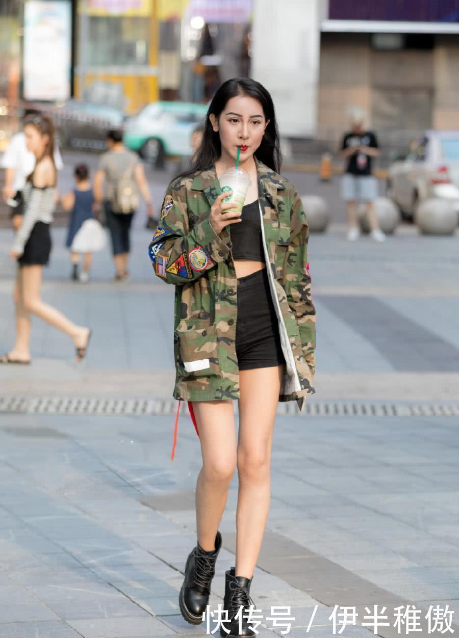街拍|街拍自带美感的小姐姐，凹凸身材搭配出不同的气质美