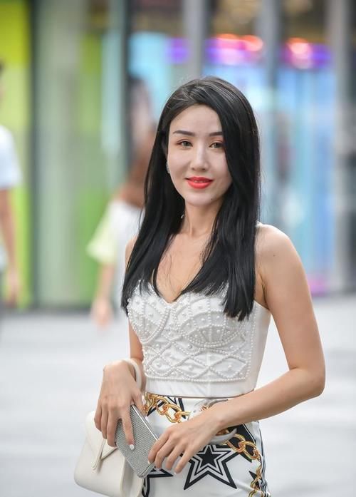 街拍：靓丽穿搭装点精致生活，简约也是一种独特的美