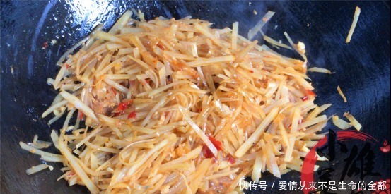 土豆丝|炒土豆丝时,有人泡水有人焯水一直都错了,这才是正确做法