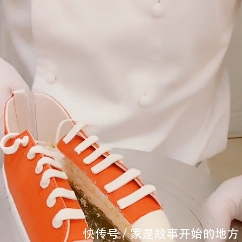 糕点师|糕点师被AJ气疯了，用刀直接切成两半，网友：现在滴血