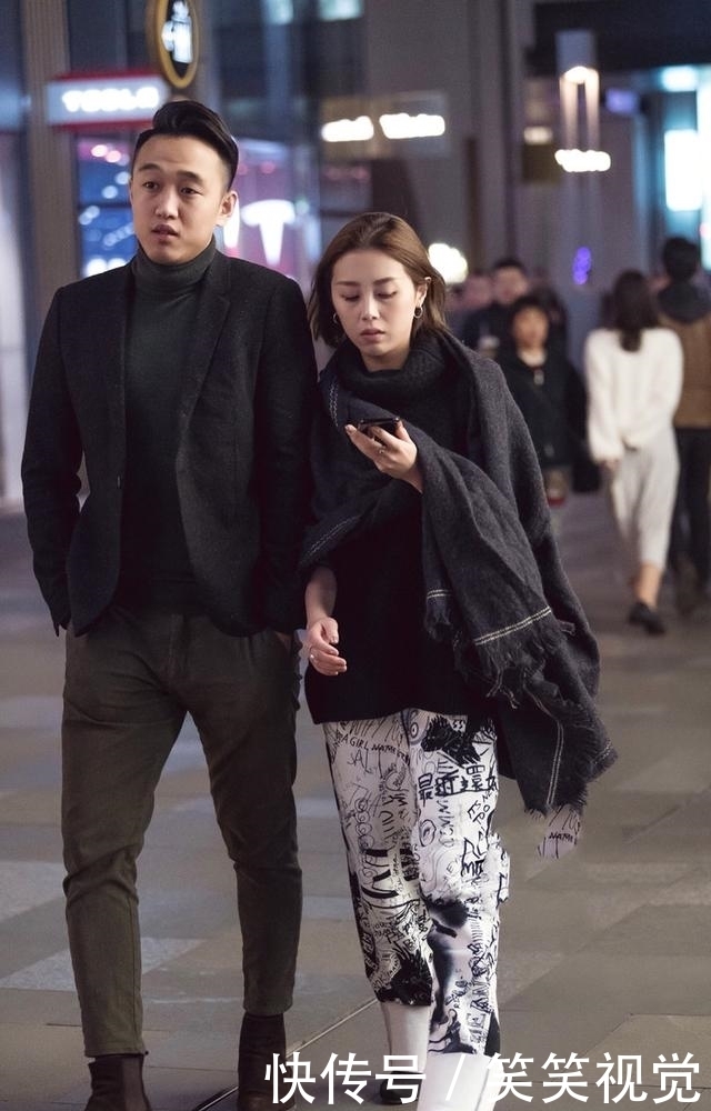 款黑色|街拍:黑白色搭配,美女脖间一抹黑色印记点缀,时尚敏感度爆棚