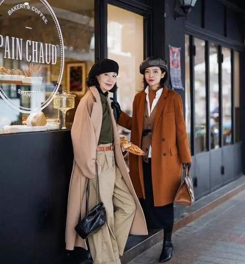 女人过了55岁,就要少穿小黑裤,学三木妈妈这样穿,特高级