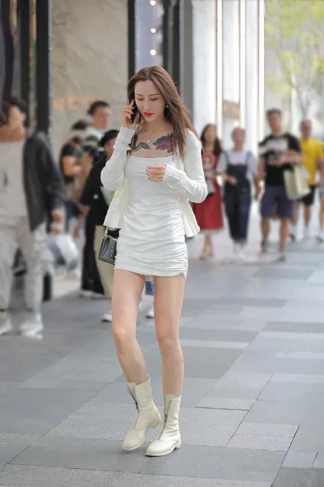 街拍白色短裙的小姐姐时刻散发时尚女人味