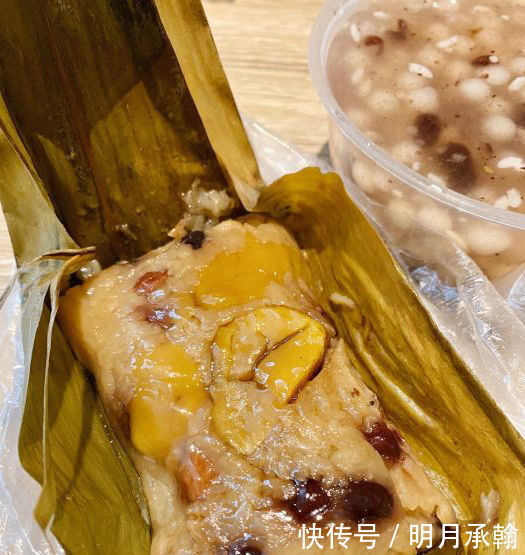 阿姨开了间早餐铺,一早就排起长队,10元吃到饱,一卖就是40年