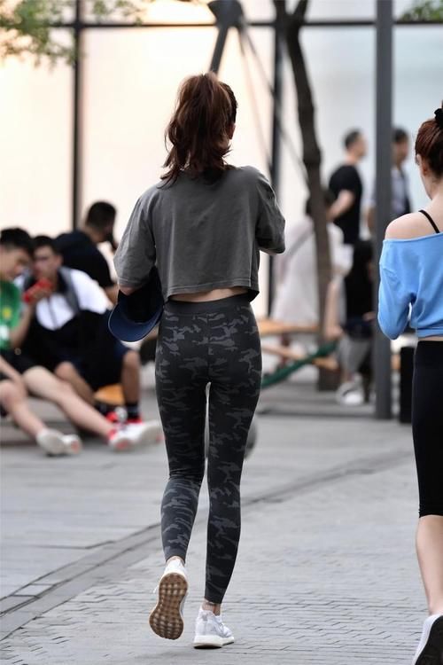 瑜伽服|都说穿了瑜伽裤人矮腿粗，看了她们穿瑜伽裤，发现还真不是这样