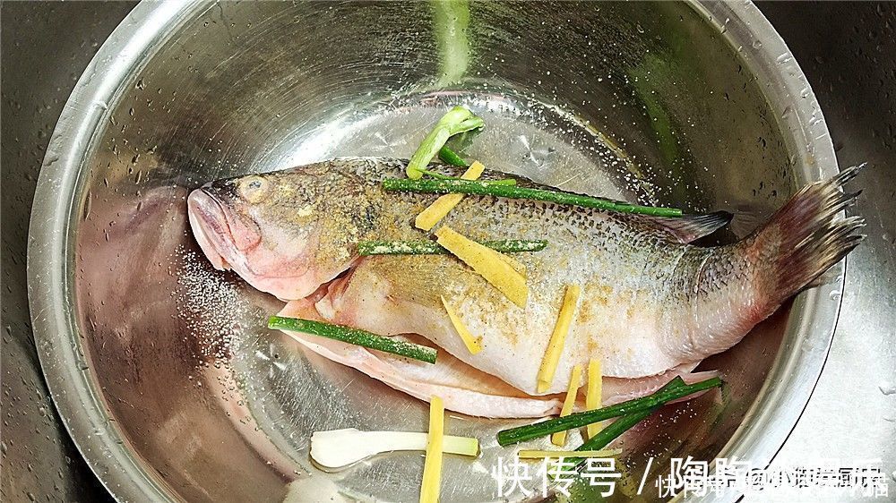 红烧|红烧鲈鱼虽然做法简单，要想肉质鲜嫩，味道浓香，需要一点小窍门