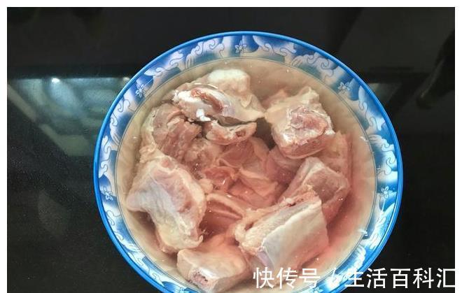鲜香|入伏后孩子最馋排骨这做法,鲜香入味不油腻,炸后加料一拌,真香