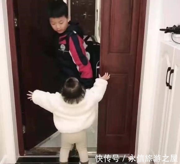 家长们|妹妹为迎接哥哥放学,拿出了最高规格待遇,网友二胎生对了