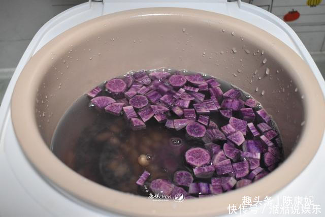  入秋|入秋了，早上喝粥好处多，五种食材煮粥，香滑浓稠，营养好消化