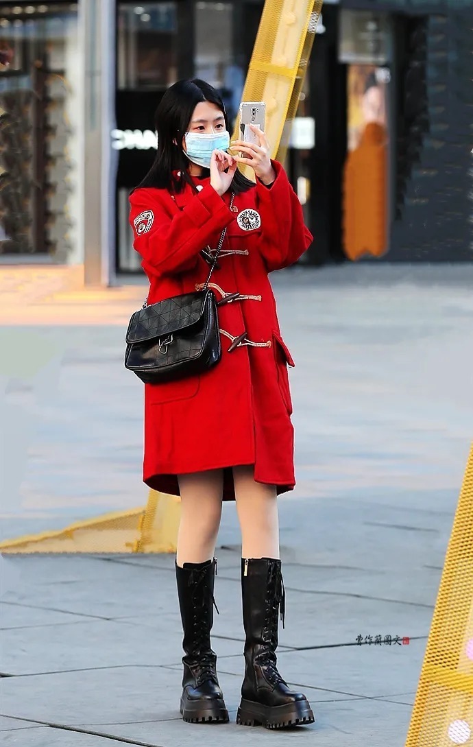 街拍:冬天大街上不怕冷的肉丝美女