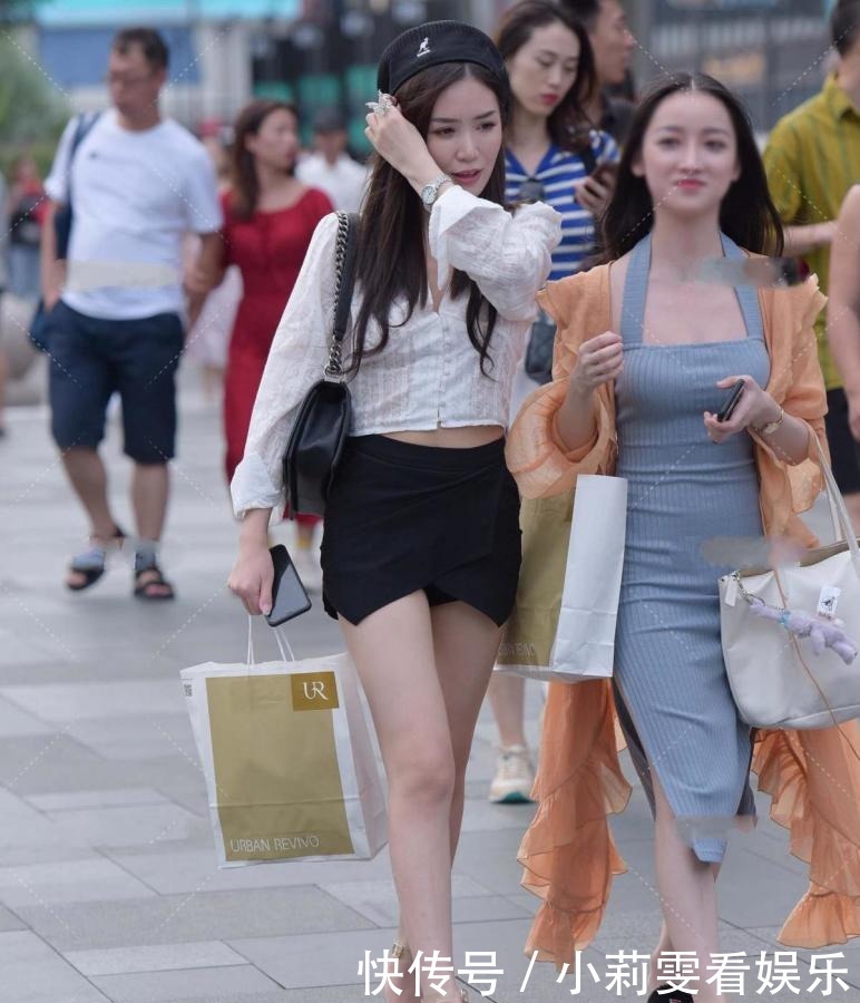 白色花纹上衣搭配裙子,优雅又温柔,独特时髦