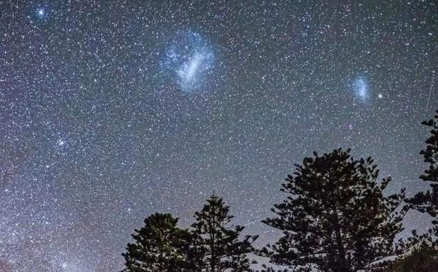地球上用肉眼能看到4个银河系外星系，最近最亮的我们却看不到