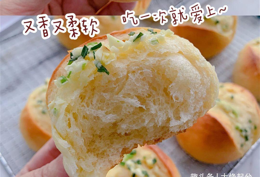 黄油25克|分享一款面包真独特,蒜香浓郁松软拉丝,吃一口就停不下来