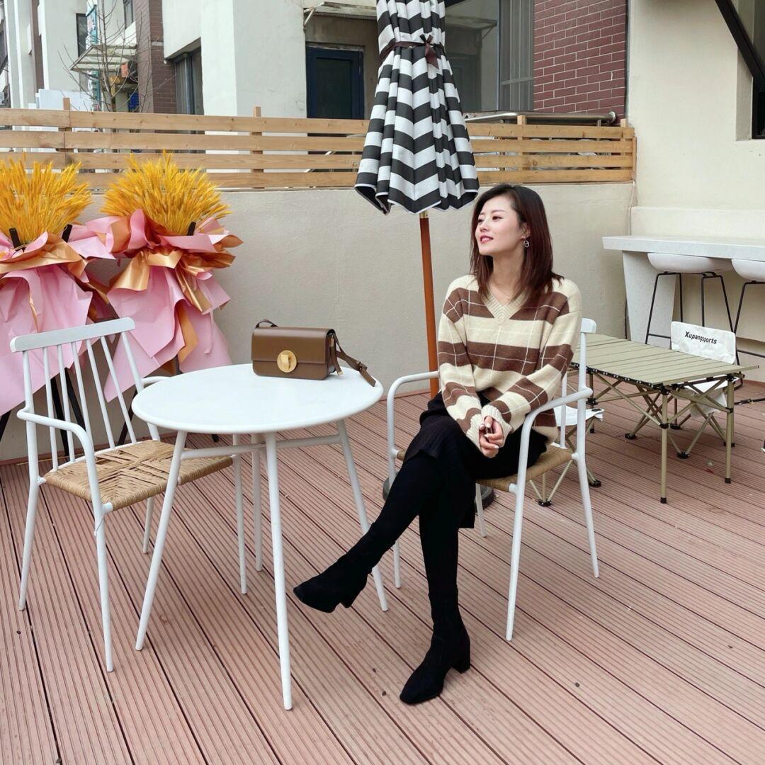 黑色|“毛衣+半裙”又火了,爱美女孩掌握写3个搭配技巧,个性又耐看!