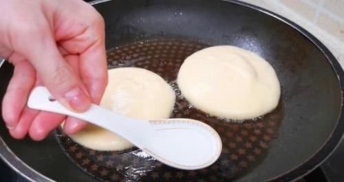 不用烤箱,不用电饭煲,学会这样做蛋糕,松软香甜,10分钟就上桌