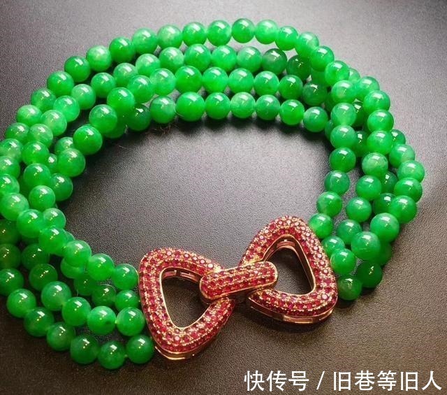 梁女士 梁女士戴着刚买的手镯去蒸桑拿,第二天就后悔了!