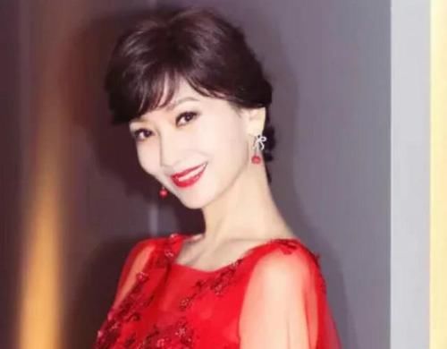 年过50的女人，留什么发型显年轻？试试这3款“短发”，减龄洋气