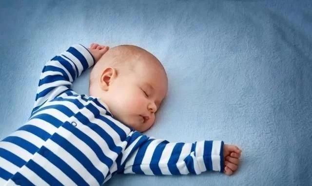 被子|宝宝睡觉四个特征，暗示将来智商很高，你家娃中一个就偷着乐吧