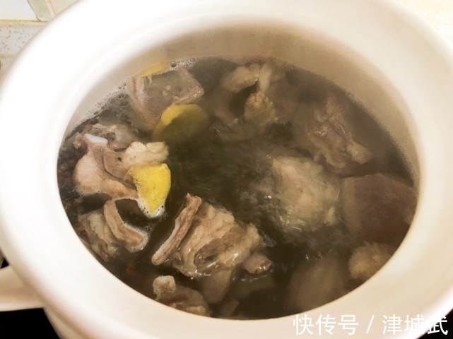 秋天最该吃这肉，比牛肉香，比排骨滋补，热乎乎炖一锅，吃美全家人