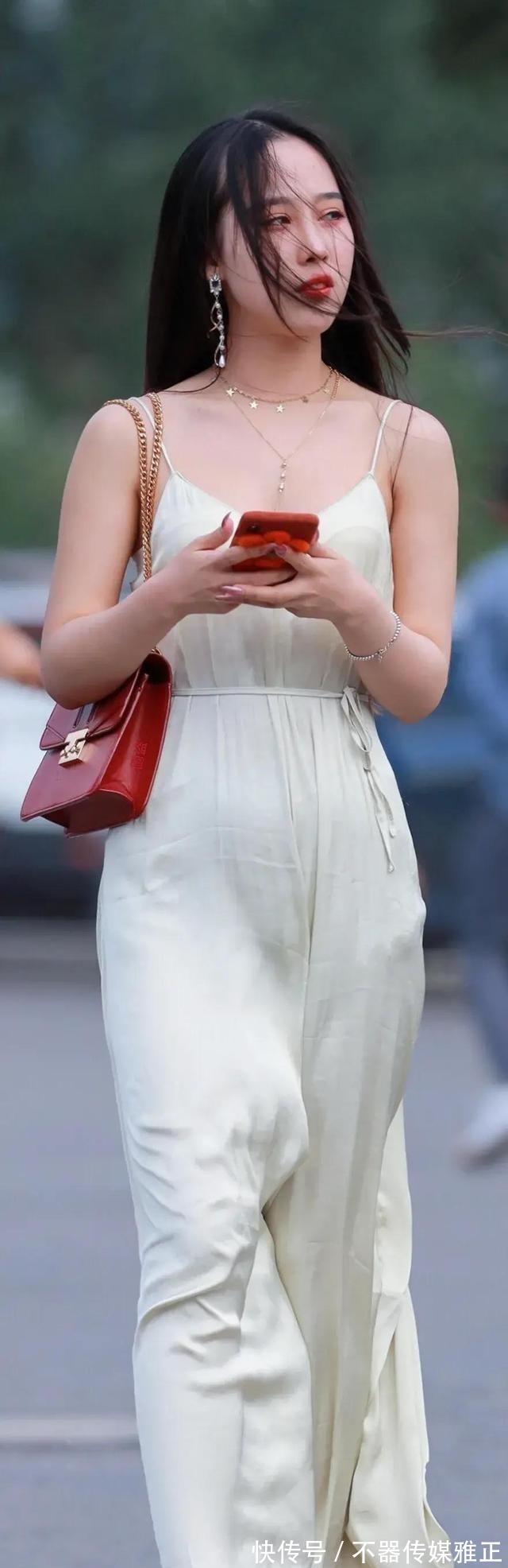 气质|优雅气质的连衣裙可是必备品,搭配风格时尚一些,时髦个性