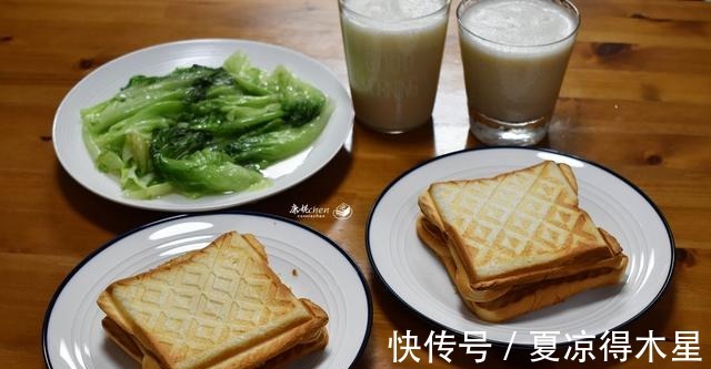 70后夫妻的极简早餐,只有三样,简单方便,好吃极了,吃着很满足!