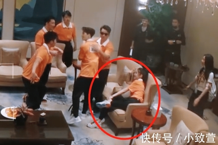 坐姿|跑男8李沁baby坐在椅子上，细看二人坐姿，已婚跟未婚差别太显然