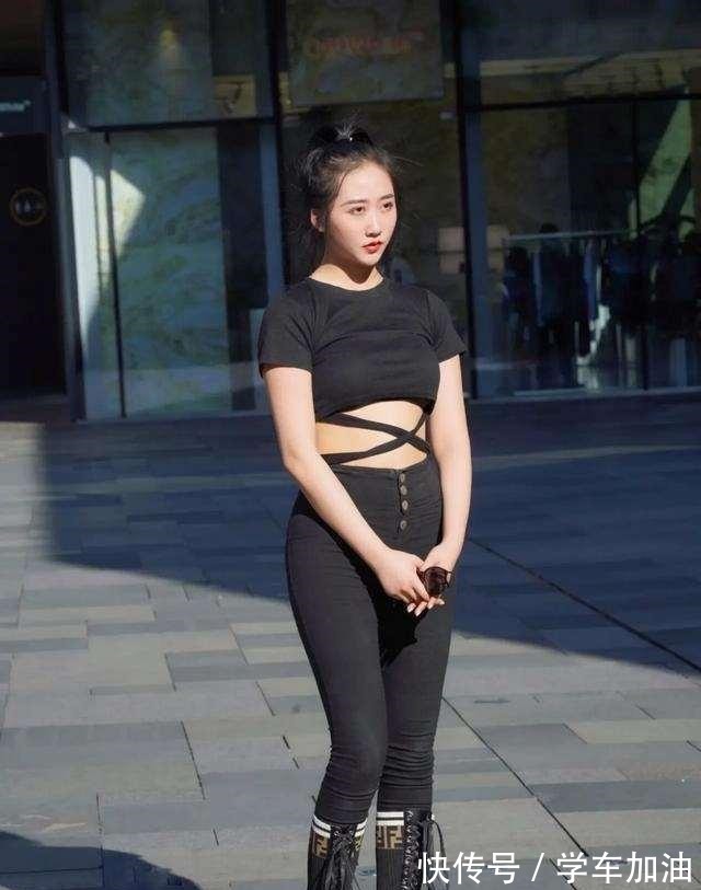 大长腿 白色打底裤搭配时尚黑色上衣，比较显身材的，显得高挑又精神！