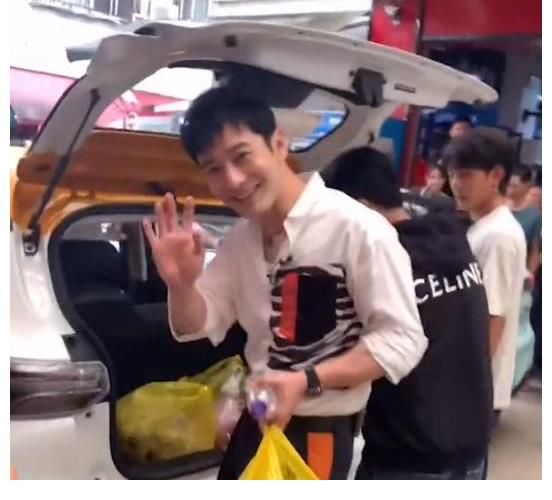 廚齡|黃曉明婚后為妻學(xué)做飯？自曝五年廚齡暗撒狗糧，炒蝦紅燒肉都拿手