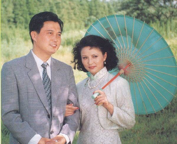 1992年因扮演家庭劇《上海一家人》中的若男獲得第10屆中國電視金鷹獎