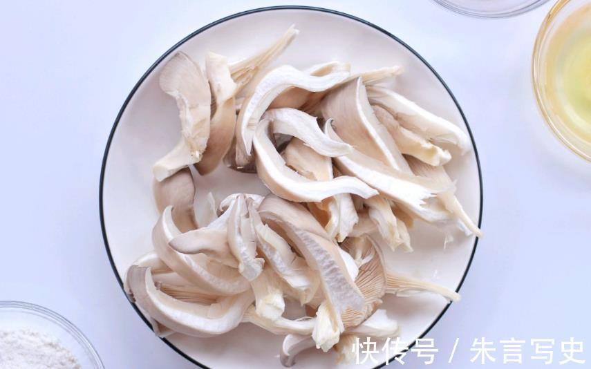 炸蘑菇|炸蘑菇总是回软？多半是没有掌握窍门，牢记4点，出锅后香酥可口