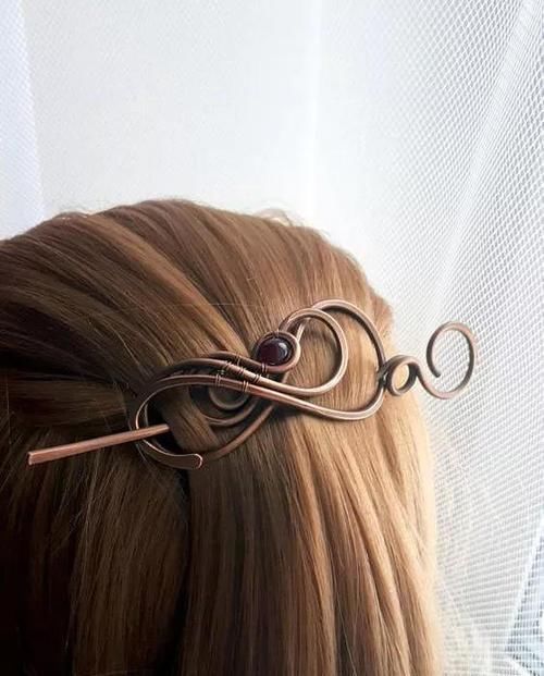 最简单的发型，配上最有创意的发饰，这个春夏，做最水灵的女孩