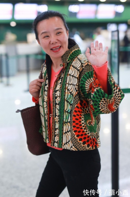 穿搭 龚琳娜精神状态挺年轻,穿民族风印花外套配紧身裤,素颜状态很美