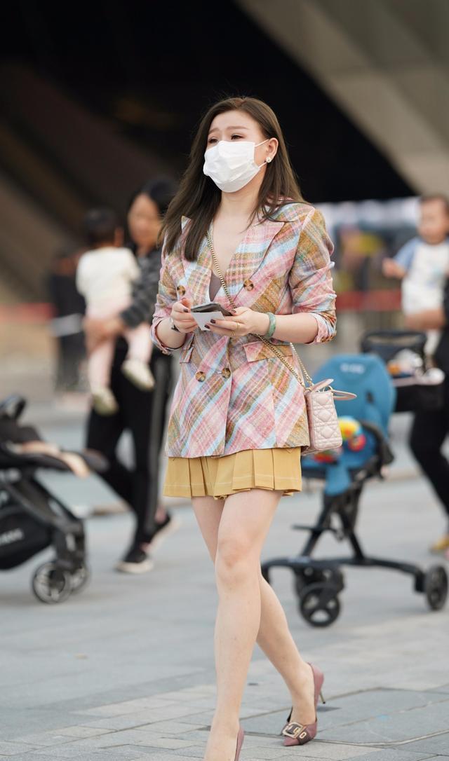 格纹西装搭配百褶裙和尖头细跟鞋, 摆脱刻板职业装, 简约又干练