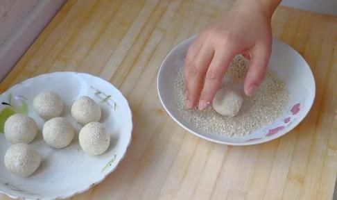 把糯米粉开水一烫,不发面不饧面,个个空心不开裂,比油条更好吃