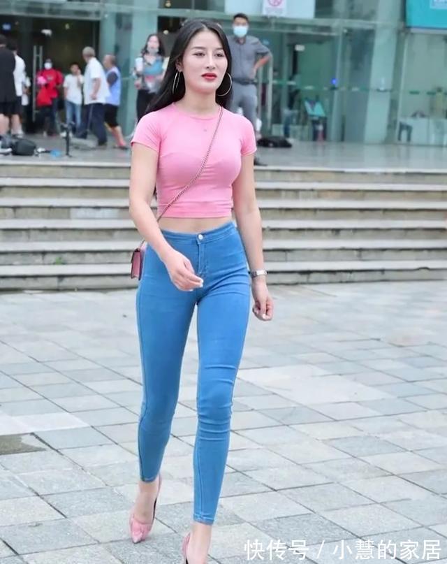 包臀裙|美女脚上搭配一双黑色的高跟鞋，走到哪里都时刻充满了韵味