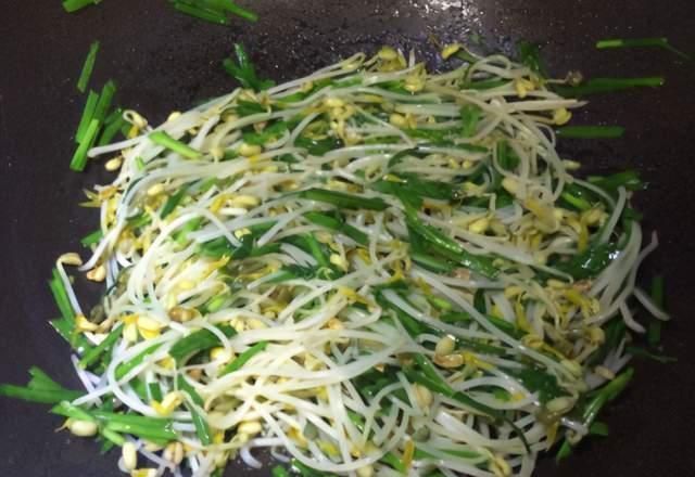 炒粉条时,别只焯水,牢记“1做1不做”,粉条顺滑入味不粘不坨