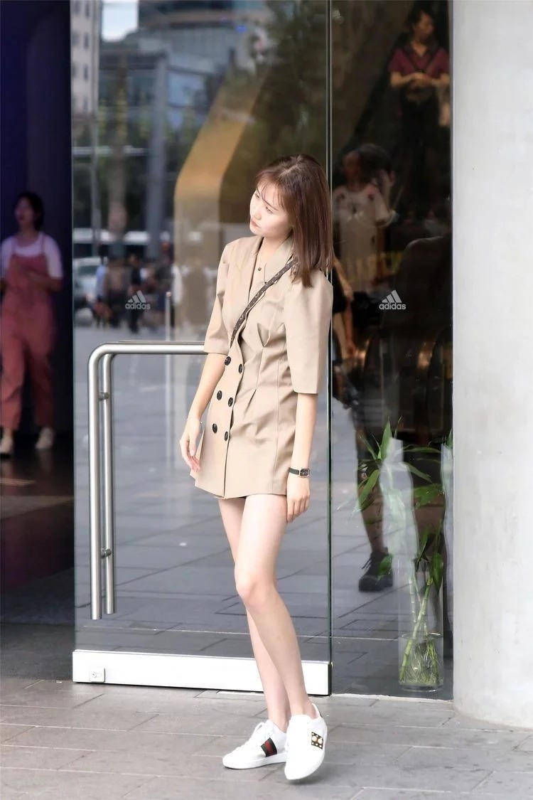 美女|街拍爱逛街的美女,无论成熟还是清新,都彰显出美丽与个性