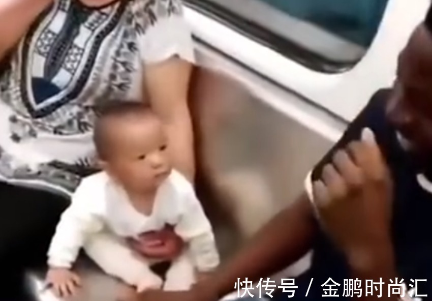 宝宝|萌娃地铁偶遇黑人,好奇的眼神令人猜想:这叔叔是不是“晒糊”了