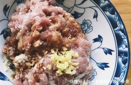 自制馄饨时，掌握1点小技巧，馄饨皮薄馅大，馅香皮软还爽滑