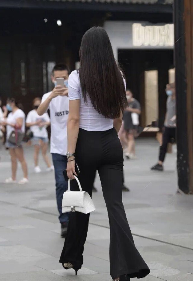 白衬衣 今年火了一款新穿搭,“小黑裤+白衬衣”,化解了大胯的烦恼!