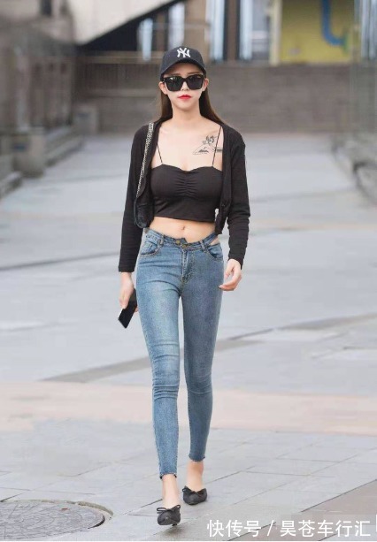 尖头 美女脚上搭配上一双黑色的尖头高跟鞋,富有都市女性的时尚风格