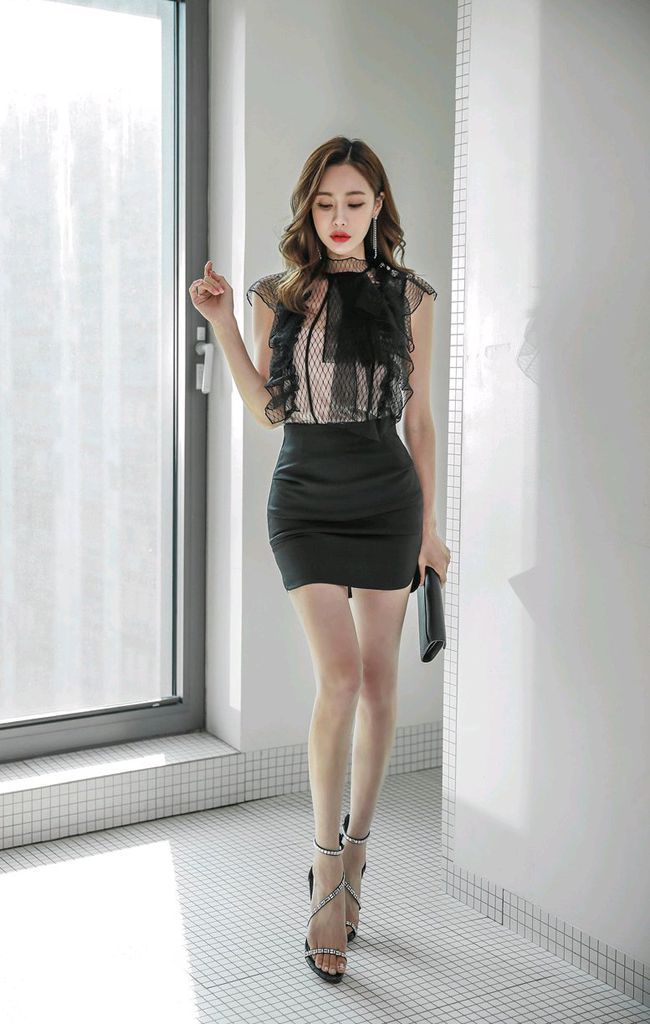 代入感 美女能穿这种裙子,就怪她的身材和比例,真的简直不要太完美