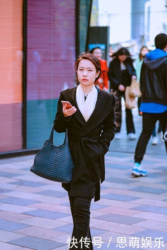 街拍学会时尚达人们的穿衣之术,你也可以轻而易举地穿出时髦感