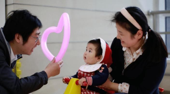 睡眠质量|宝宝吃母乳后,为何躺下就睡、一会就醒?分清“困饿”养成好作息