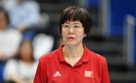 郎平|郎平退役生活太惬意,细心为家人准备饭菜,状态极佳新发型显年轻