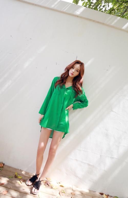 衬衫|清新脱俗孙允珠高挑身材绿色宽松V领雪纺衬衫
