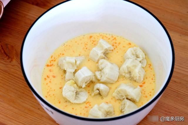 香蕉葡萄干做成蛋糕更好吃，不用打蛋器，小朋友都能轻松做