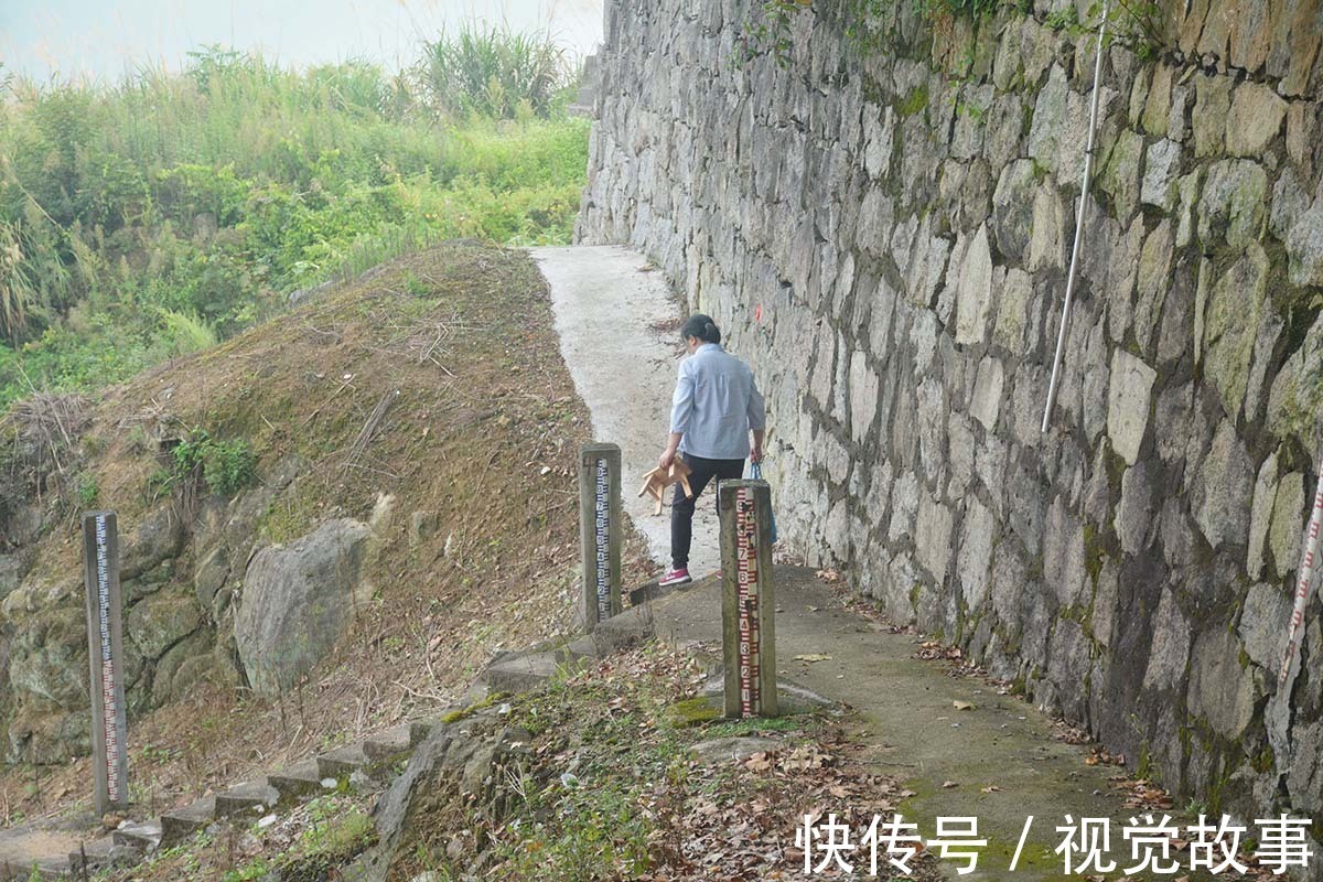 山村村民天天钓鱼,经常空手而归,看靠啥增加收入