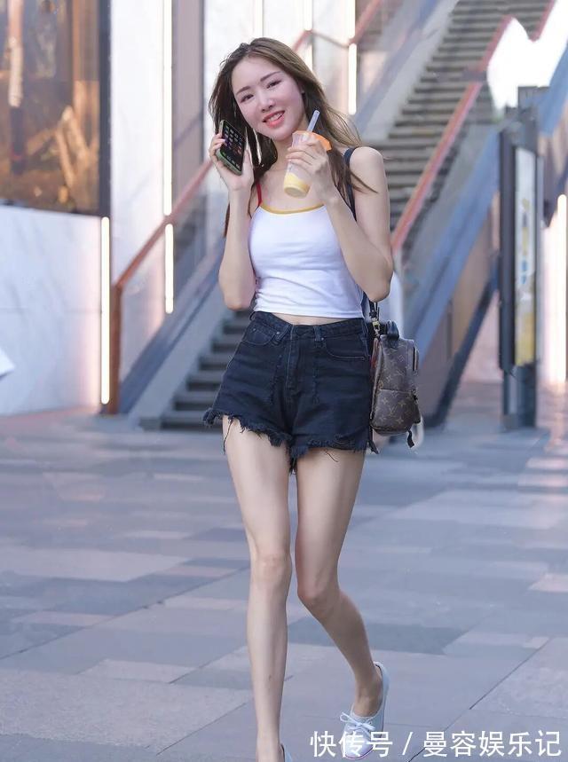 半裤 裸色泡泡袖上衣搭配白色短裤,蓬蓬的上衣,整体风格更出彩