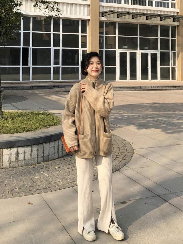 毛衣 秋季,牛仔裤怎么穿才好看?泡泡袖衬衫+阔腿牛仔裤,复古洋气